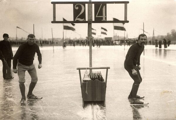 Голландские конькобежцы в Леэвардене (Нидерланды), 1914 год. Архивное фото - Sputnik Армения