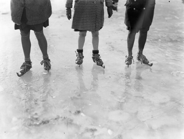Девочки на коньках. Архивное фото - Sputnik Армения