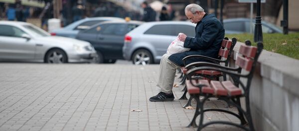Пожилой гражданин на скамейке Пожилой гражданин на скамейке - Sputnik Արմենիա