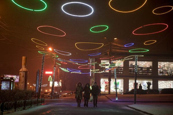 Պարող ձյան փաթիլները երեկոյան Երևանում - Sputnik Արմենիա