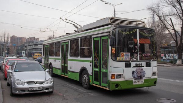 Негорящий троллейбус на автобусной остановке - Sputnik Армения