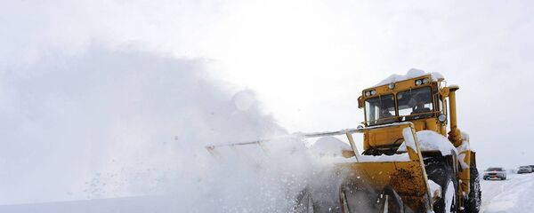 Снегоуборочная машина на отрезке трассы Мцхета Степанцминда Ларс Военно-Грузинская дорога - Sputnik Армения