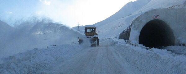Спецмашина расчищает дорогу на Ларсе Спецмашина расчищает дорогу на Ларсе - Sputnik Армения