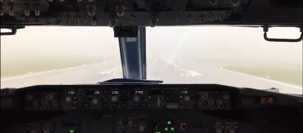 Пилоты Грузинских авиалиний сажают самолет в туман: видео - Sputnik Армения