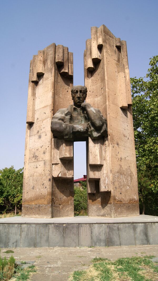 Памятник Норайру Сисакяну в Аштараке Памятник Норайру Сисакяну в Аштараке - Sputnik Армения