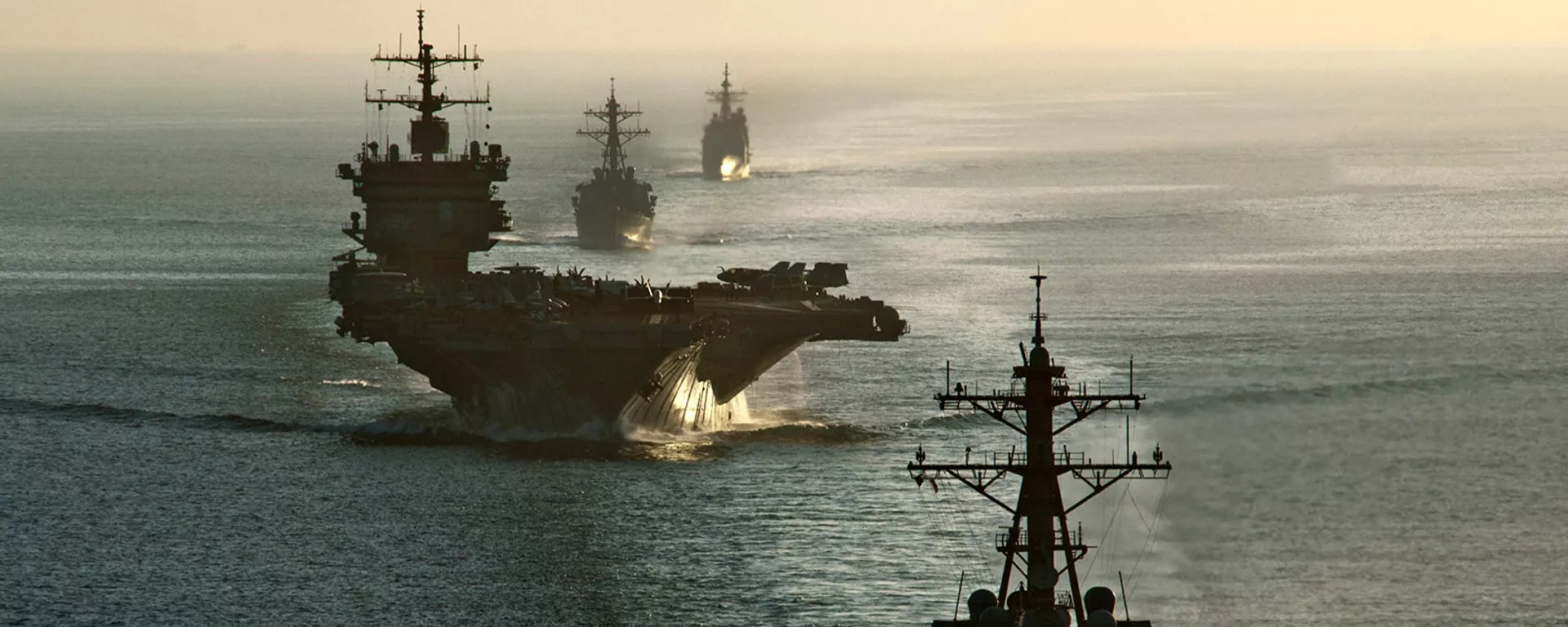 Атомный ударный авианосец ВМС США, первый авианосец с ядерной силовой установкой «Энтерпрайз» - Sputnik Армения, 1920, 06.02.2023