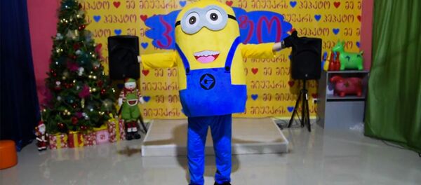 Миньон в Грузии танцует под армянскую песню Ми гна - Sputnik Армения