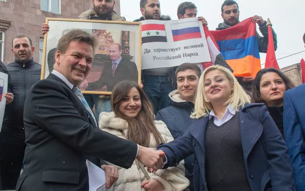 Акция благодарности перед посольством России в Армении Акция благодарности перед посольством России в Армении - Sputnik Армения