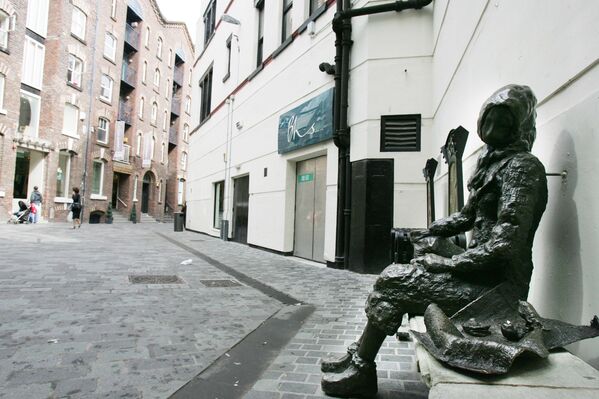 Бронзовая статуя героини одноименной песни The Beatles Элинор Ригби рядом с Мэтью-стрит в Ливерпуле, Великобритания. - Sputnik Армения