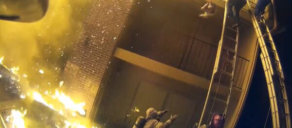 Спасатель поймал девочку, сброшенную с 3-го этажа во время пожара Спасатель поймал девочку, сброшенную с 3-го этажа во время пожара - Sputnik Արմենիա