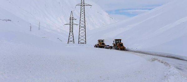 Спецмашины расчищают дорогу на Ларсе Спецмашины расчищают дорогу на Ларсе - Sputnik Արմենիա