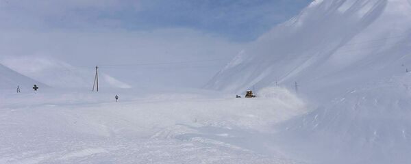 Снегоуборочная машина на отрезке трассы Мцхета Степанцминда Ларс Военно-Грузинская дорога - Sputnik Армения