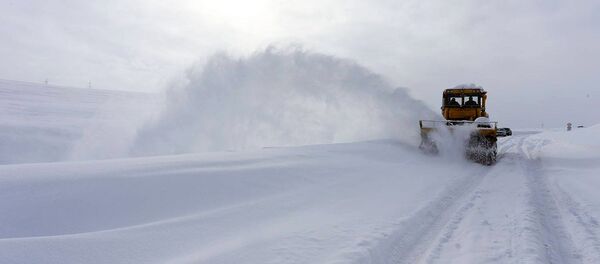 Снегоуборочная машина на отрезке трассы Мцхета Степанцминда Ларс Военно-Грузинская дорога - Sputnik Армения