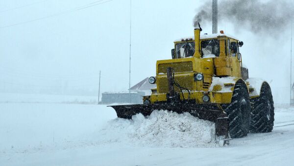 Снегоуборочная машина за работой на дороге - Sputnik Армения