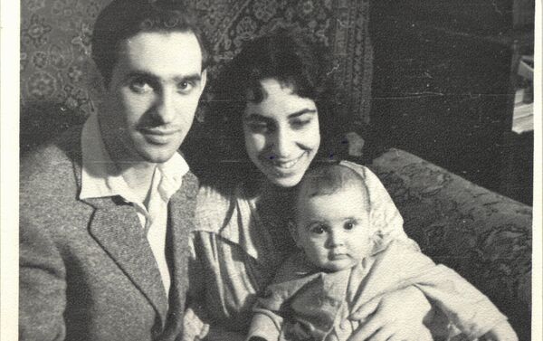 Нонна Филиппович (Маркарян) с мужем и дочерью - Sputnik Армения