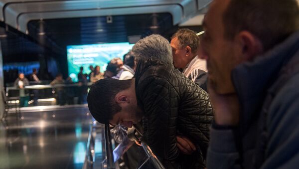 В аэропорту Звартноц родственники встречали пострадавших в результате ДТП под Тулой пассажиров - Sputnik Армения