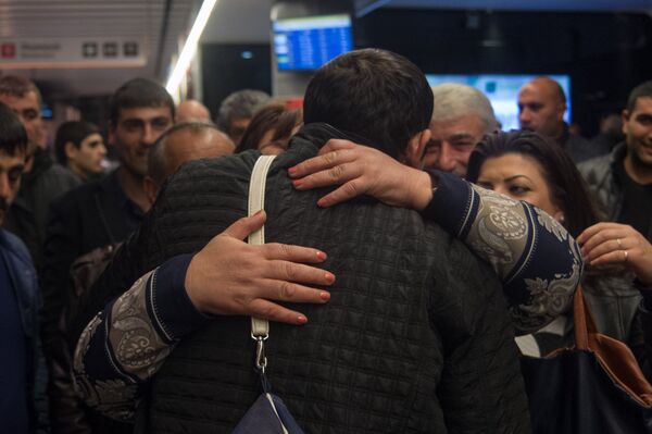 В аэропорту Звартноц родственники встречали пострадавших в результате ДТП под Тулой пассажиров В аэропорту Звартноц родственники встречали пострадавших в результате ДТП под Тулой пассажиров - Sputnik Армения