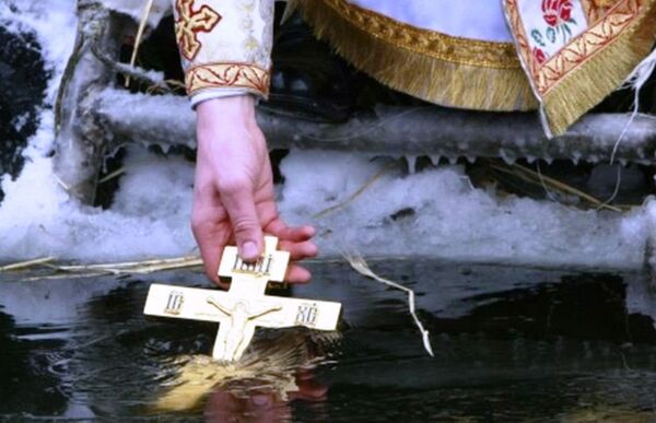 Крещенские купания: как правильно окунаться в прорубь и почему врачи против - Sputnik Армения