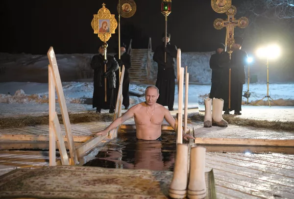 Путин вопреки январским морозам искупался в проруби на Крещение