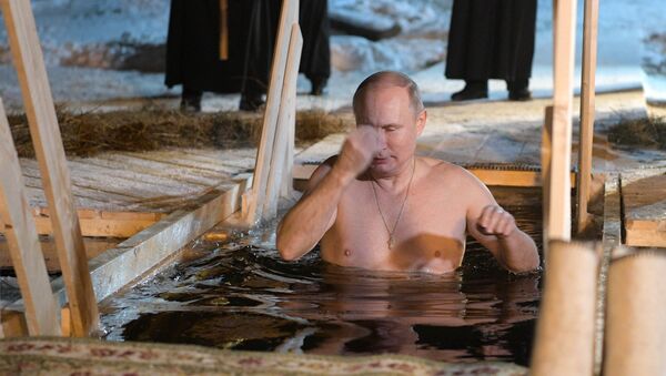 Президент РФ В. Путин принял участие в крещенских купаниях на озере Селигер - Sputnik Армения