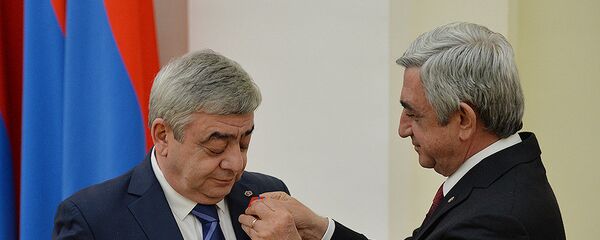 Президент Серж Саргсян награжденает медалью За заслуги перед Отечеством 1-й степени Левона Саргсяна - Sputnik Армения