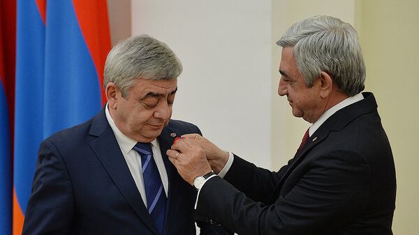 Президент Серж Саргсян награжденает медалью За заслуги перед Отечеством 1-й степени Левона Саргсяна - Sputnik Армения