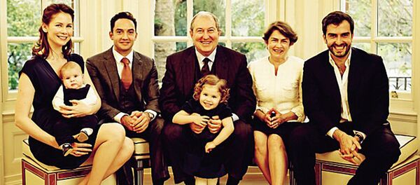 Армен Саркисян с семьей - Sputnik Армения