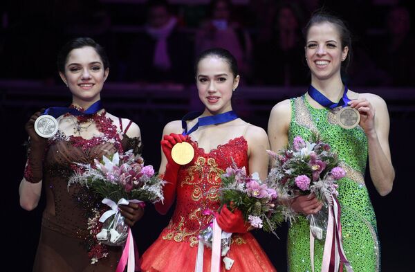 Евгения Медведева (Россия) - второе место, Алина Загитова (Россия) - первое место, Каролина Костнер (Италия) - третье место. - Sputnik Армения