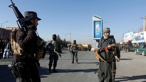 Афганские полицейские следят за входом в гостиницу Интерконтиненталь во время нападения боевиков (21 января 2018). Кабул, Афганистан. - Sputnik Армения