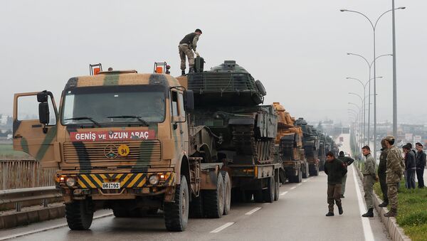 Турецкий военный конвой прибывает на военную базу в приграничном городе Рейханлы неподалеку от турецко-сирийской границы (17 января 2018). Провинция Хатай, Турция - Sputnik Армения