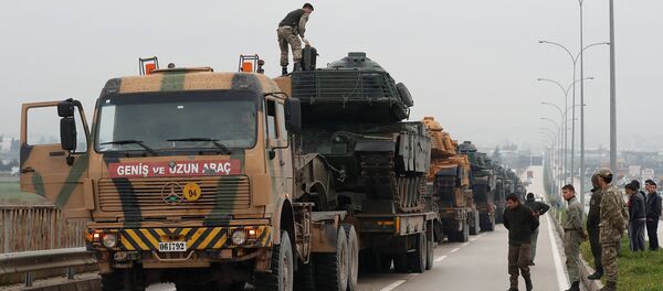 Турецкий военный конвой прибывает на военную базу в приграничном городе Рейханлы неподалеку от турецко-сирийской границы (17 января 2018). Провинция Хатай, Турция Турецкий военный конвой прибывает на военную базу в приграничном городе Рейханлы неподалеку от турецко-сирийской границы (17 января 2018). Провинция Хатай, Турция - Sputnik Армения