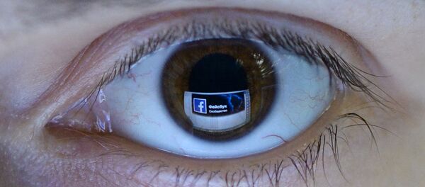 Отражение страницы социальной сети Фейсбук в глазу. - Sputnik Армения