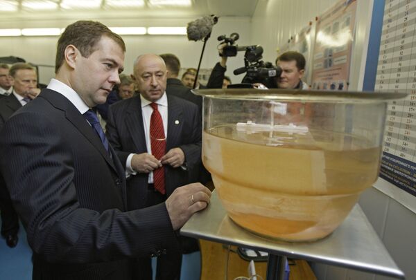 Во время посещения Объединенного института ядерных исследований в Дубне. Во время посещения Объединенного института ядерных исследований в Дубне. - Sputnik Армения