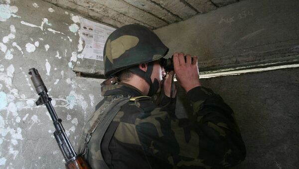 Военнослужащий армии Нагорного Карабаха ведет наблюдение за противником. - Sputnik Արմենիա