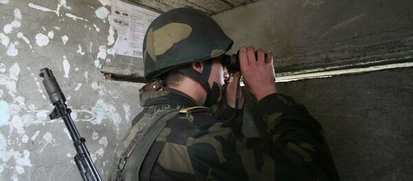 Военнослужащий армии Нагорного Карабаха ведет наблюдение за противником. Военнослужащий армии Нагорного Карабаха ведет наблюдение за противником. - Sputnik Արմենիա