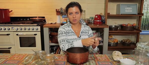 Маргарита Симоньян готовит восточный суп из красной чечевицы - Sputnik Արմենիա