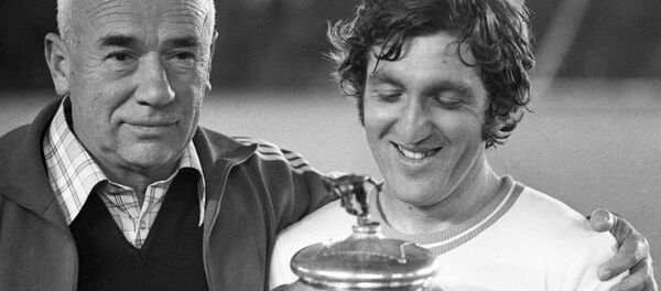 Тренер команды Арарат (Ереван) Виктор Маслов и капитан команды Аркадий Андриасян с завоеванным Кубком СССР по футболу. - Sputnik Армения