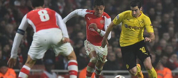 Полузащитник Дортмунда Генрих Мхитарян соперничает с чилийским нападающим Арсенала Алексисом Санчесом во время футбольного матча Лиги Чемпионов Арсенал - Боруссией (26 ноября 2014). Стадион Эмирейтс, Лондон, Великобритания Полузащитник Дортмунда Генрих Мхитарян соперничает с чилийским нападающим Арсенала Алексисом Санчесом во время футбольного матча Лиги Чемпионов Арсенал - Боруссией (26 ноября 2014). Стадион Эмирейтс, Лондон, Великобритания - Sputnik Արմենիա