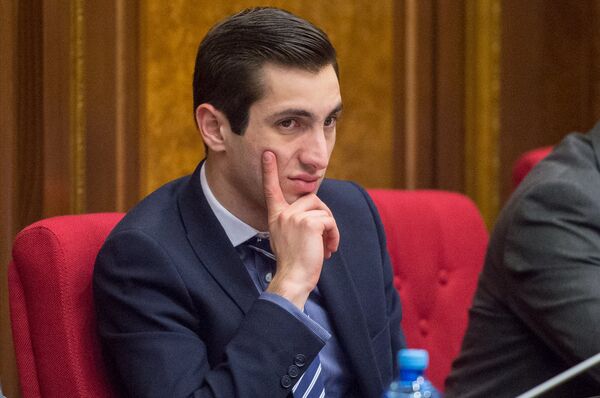 Քուանշ, պարոն քաղաքապետ. Երևանի ավագանու նիստն ընթանում է թեժ մթնոլորտում Քուանշ, պարոն քաղաքապետ. Երևանի ավագանու նիստն ընթանում է թեժ մթնոլորտում - Sputnik Արմենիա