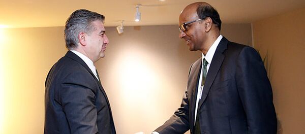 Встреча премьер-министра Армении Карена Карапетяна с вице-премьером Сингапура Тамраном Шанмугаратнамом в рамках визита на полях ВЭФ (24 января 2018). Давос, Швейцария. Встреча премьер-министра Армении Карена Карапетяна с вице-премьером Сингапура Тамраном Шанмугаратнамом в рамках визита на полях ВЭФ (24 января 2018). Давос, Швейцария. - Sputnik Արմենիա