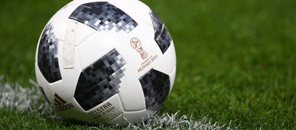 Официальный мяч чемпионата мира по футболу 2018 Telstar 18. - Sputnik Армения