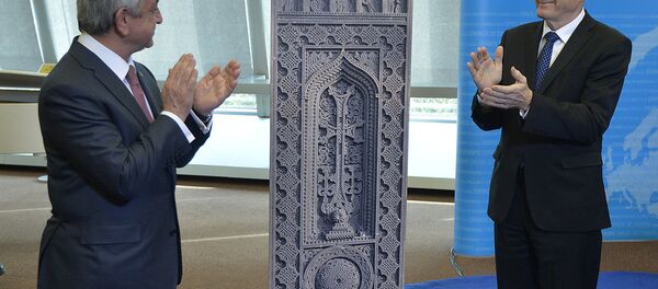 Вручение хачкара в подарок Совету Европы Вручение хачкара в подарок Совету Европы - Sputnik Արմենիա