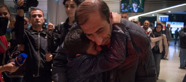 В аэропорту Звартноц родственники встречали пострадавших в результате ДТП под Тулой пассажиров В аэропорту Звартноц родственники встречали пострадавших в результате ДТП под Тулой пассажиров - Sputnik Армения