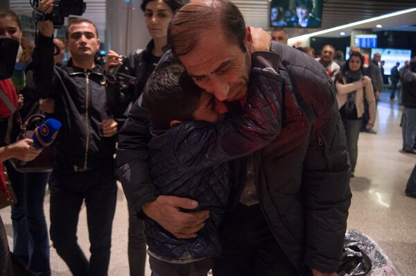 В аэропорту Звартноц родственники встречали пострадавших в результате ДТП под Тулой пассажиров В аэропорту Звартноц родственники встречали пострадавших в результате ДТП под Тулой пассажиров - Sputnik Армения