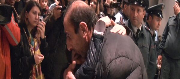 В аэропорту Звартноц родственники встретили пострадавших в ДТП под Тулой В аэропорту Звартноц родственники встретили пострадавших в ДТП под Тулой - Sputnik Армения