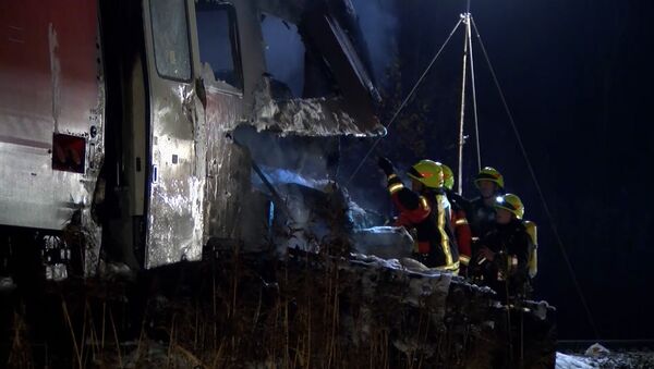 СПУТНИК_Спасатели с фонарями осматривали столкнувшийся с поездом тягач в Германии - Sputnik Արմենիա