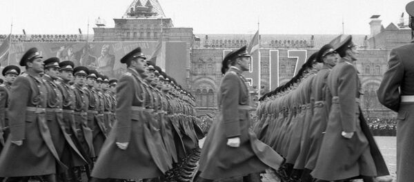 Военнослужащие идут в строю на военном параде - Sputnik Армения