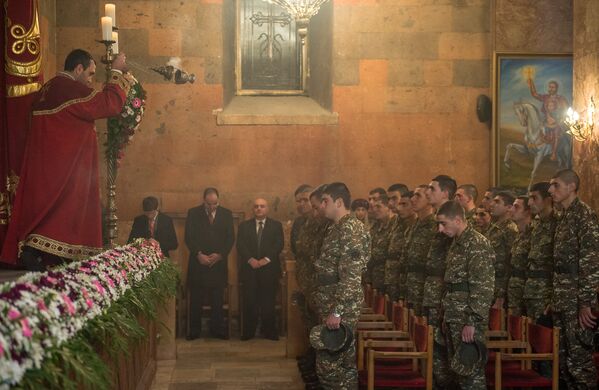 Սուրբ Սարգսի տոնին մատուցվող պատարագին մասնակցել են նաև զինծառայողները - Sputnik Արմենիա