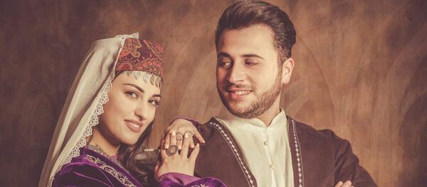 Дизайнер Гор Ароян с женой Ани Хачатрян Дизайнер Гор Ароян с женой Ани Хачатрян - Sputnik Армения