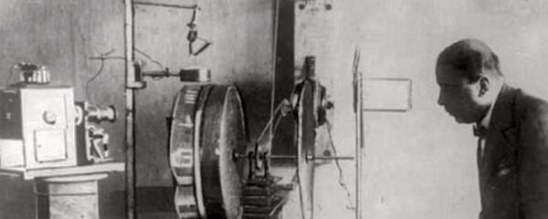 Ованес Адамян во время опыта с механической передачей цвета - Sputnik Армения